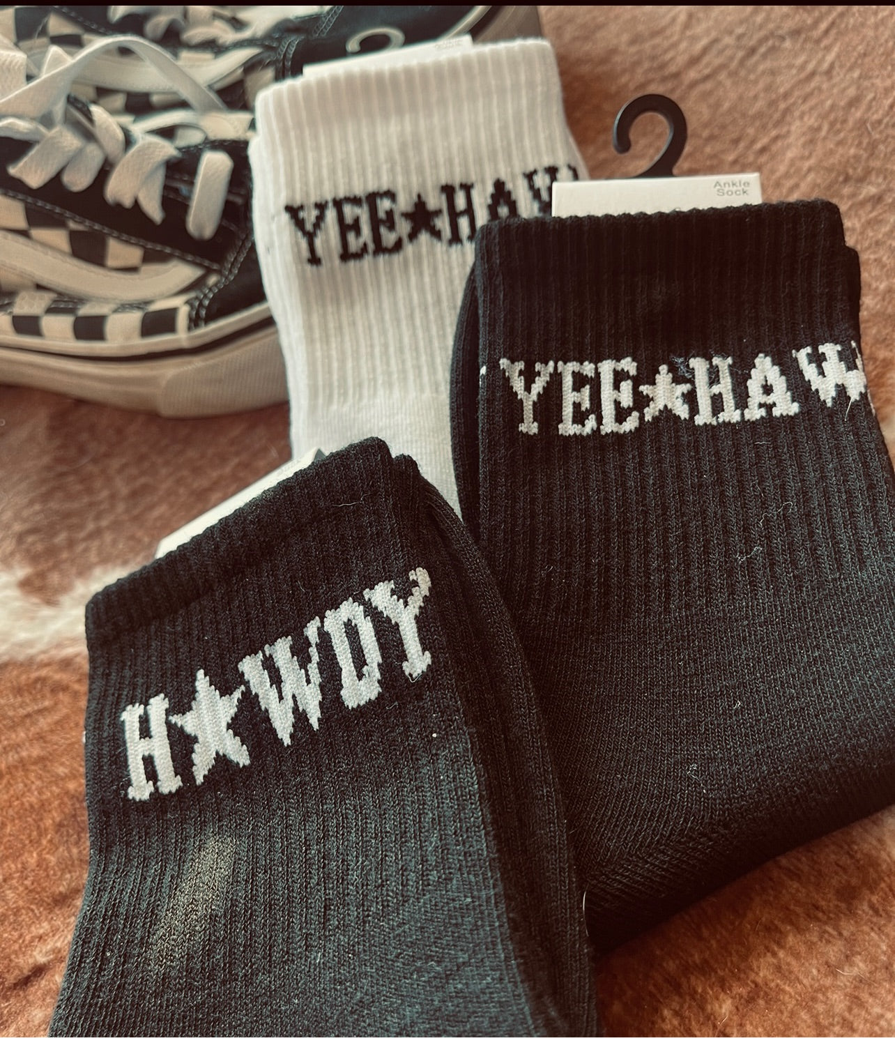 yee⭐️HAW black crew socks